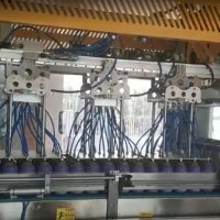 平移式裝箱機(jī)與機(jī)器人裝箱的比較